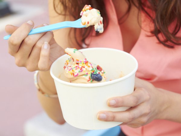Сладолед и замразен йогурт&nbsp;Тези два апетитни десерта съдържат два виновника за възпаления в тялото &ndash; захари и млечни продукти. Прясното мляко стимулира секрецията на инсулин, като същевременно потиска чувствителността на клетките към него. Резултатът е инсулинова резистентност с повишен риск от диабет. Млечният протеин е един от най-често срещаните алергени сред храните, които отключват сериозен възпалителен отговор от тъканите.&nbsp;В сладоледа и в замразения йогурт се съдържат и немалки количества захари и изкуствени подсладители и оцветители, които допълнително усилват възпалителния отговор.&nbsp;Снимка: istock