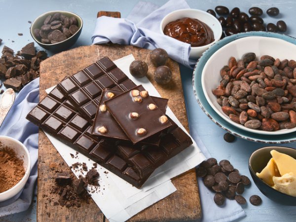 Тъмен шоколад&nbsp;Черният шоколад е много богат на антиоксиданти. Той дължи тези качества на натуралното какао в състава си. Какаото е полезно за балансиране на холестерола и превенцията на сърдечносъдови заболявания. Колкото по-тъмен е шоколадът, толкова по-добре.&nbsp;Снимка: istock
