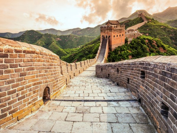 Великата китайска стена&nbsp;Отидете и я вижте, докато все още я има. Според доклад на Smithsonian Magazine, едва 9% от Великата китайска стена са останали в добро състояние. Тя се руши с всяка изминала година.&nbsp;&nbsp;Снимка: istock