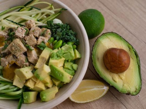 Авокадо
Една от най-полезните храни за отслабване ни осигурява и добри количества витамин Е. В половин авокадо се съдържат около 2 мг от витамина. Може да го добавяте към сандвичи, салати, смутита. Снимка: pexels