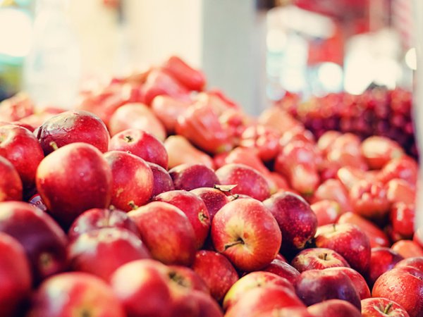 Ябълки&nbsp;В ябълките се съдържа кверцетин, който също е ключов елемент в лечението на екзема. Той има противовъзпалителни и антихистаминови свойства. Среща се още в горските плодове, цитрусите, броколи.&nbsp;Снимка: istock&nbsp;