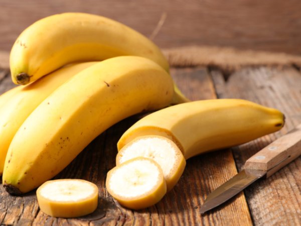Банани&nbsp;Бананите са богати на калий, който е важен минерал особено в поддръжката на сърдечносъдовата функция и кръвно налягане. Те са богати още на магнезий, който успокоява и отпуска мускулите. Ето защо, ако по принцип не се нуждаете от допълнителни количества магнезий, този в бананите може да ви дойде в повече и да почувствате умора и желание да полегнете.&nbsp;Снимка: istock