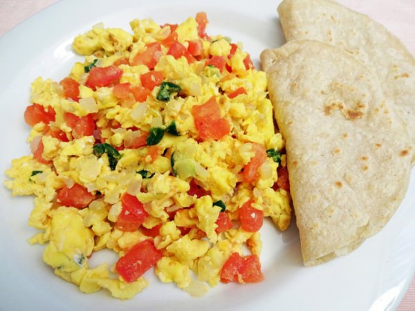 Бъркани яйца с лук и домати - Рецептата вижте тук.
