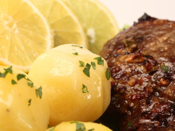Свинско с бамя и картофи &ndash; рецептата вижте тук.