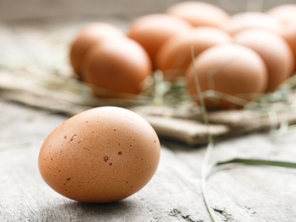 Яйца&nbsp;В яйцата се намират едни от най-ценните протеини и мазнини, необходими на тялото ни. Те са доставчик още на цинк, биотин, витамини от група В &ndash; всички те незаменими за косата и нейния растеж.&nbsp;Снимка: istock
