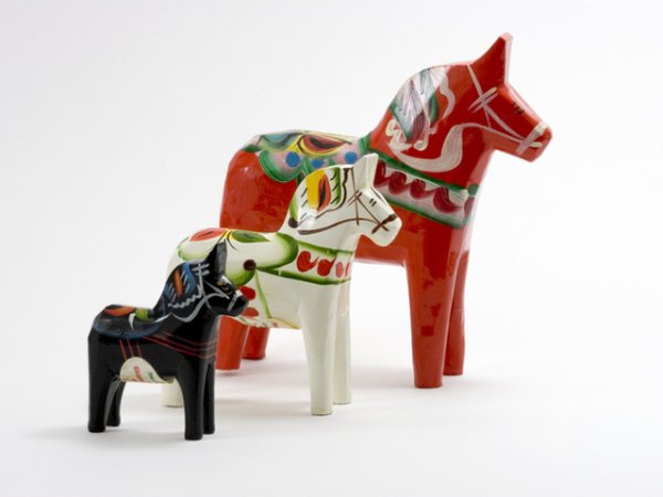 Швеция &ndash; фигурка на дървен кон (dala horse)
Преди стотици години в Швеция, започва изработването на дървени фигурки на коне. Конете са смятани за свещени животни. Днес те са символ на късмет. Типичните цветове, в които може да намерите тези фигурки са червено, бяло или зелено, понякога изрисувани с красиви цветя. Освен късмет, смята се, че тези фигурки носят сила и достойнство на притежателя си.&nbsp;&nbsp;Снимка: istock
