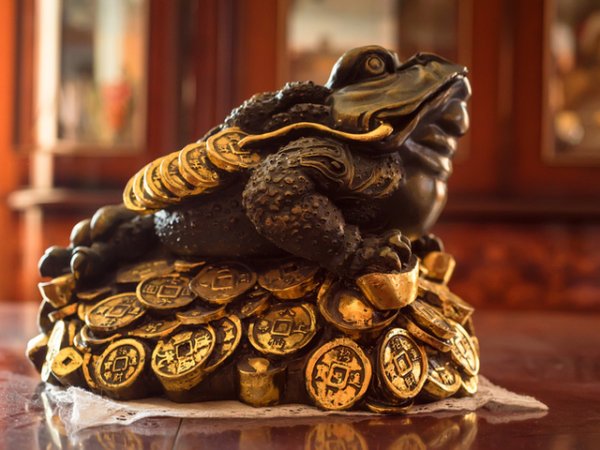 Китай &ndash; златната жаба
Това е известен фъншуй елемент, символ на късмета и успеха. Смята се, че жабата се появява по време на пълнолуние, носеща щастие. Само с три крака, седнала върху купчина монети, с монета в устата си, тази жаба от векове се приема за поток на положителна енергия.&nbsp;&nbsp;Снимка: istock