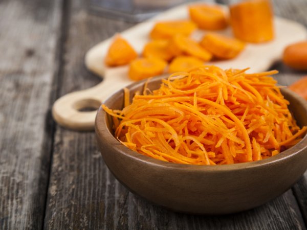 Яжте моркови
Оранжевите зеленчуци съдържат бета-каротин, който е вид антиоксидант. Той може да ви помогне за регулирането на кръвното налягане. Също така антиоксидантите, които осигурява консумацията на моркови, спомагат за засилване на имунитета и подобряване на кръвообращението. Добавете моркови към ястията, супите, салатите, а за още по-добър ефект си пригответе фреш от зеленчуците и прибавете чаена лъжичка мед към тях. Пийте тази напитка два пъти на ден и на празен стомах.&nbsp;Снимка: istock