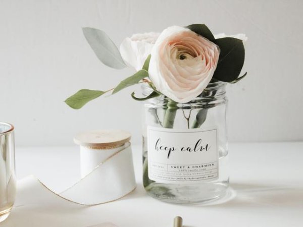 Роза
Като говорим за пролетни аромати в дома, няма как да не споменем розата. Уханието на роза подобрява настроението, намалява стреса, помага ни да се отпуснем. Розовите аромати се комбинират прекрасно с жасмин, портокал, здравец, ванилия. Остава да изберете под каква форма да го добавите в дома си.&nbsp;&nbsp;Снимка: Unsplash