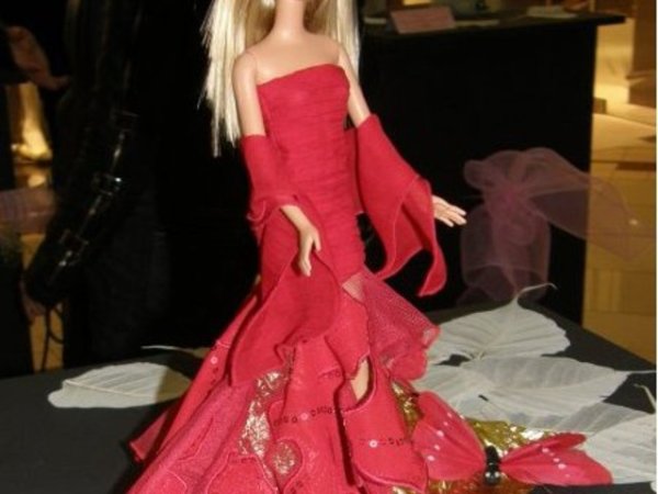 В рамките на Международната седмица на блондинките се проведе изложба на кукли Барби. Евгения Живкова и нейната кукла Барби.