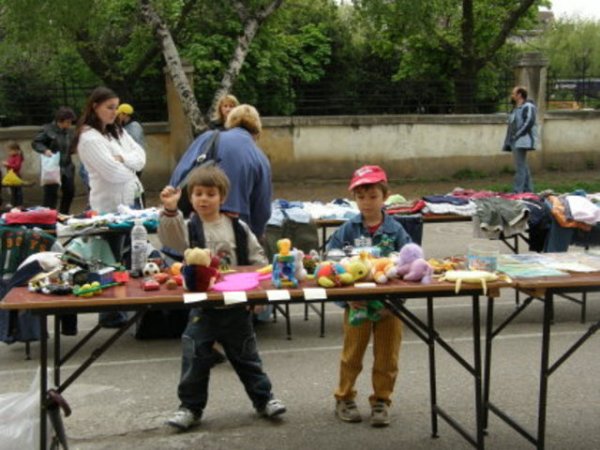 Някои деца бяха донесли свои стари играчки и книжки, които продаваха за по 50 стотинки до лев. Всичко, което не успяха да продадат - дариха.