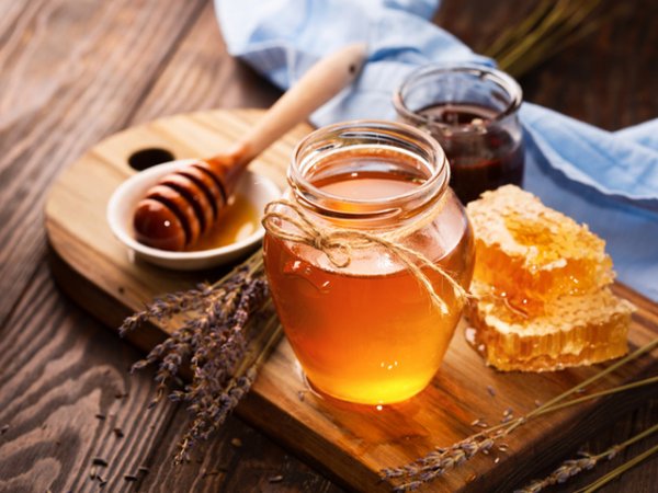Мед&nbsp;Медът е превъзходна суперхрана, защото съдържа огромно разнообразие от хранителни вещества, доставящи енергия. Той не само ще ви помогне да се събудите сутрин, но и ще ви остави енергични и дейни до края на деня. В него се съдържат естествени въглехидрати и захари, които дават много енергия и ви правят устойчиви на натоварване.&nbsp;Снимка: istock