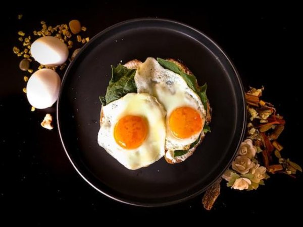 Яйца
Яйцата ни осигуряват множество витамини и минерали, протеини, желязо и фосфор, като жълтъкът е особено богат на важния биотин. За да се възползваме максимално от полезността на яйцата е важно те да бъдат много добре сготвени. Снимка: unsplash
