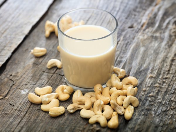 Конопено мляко или мляко от кашу
Ядковите млека добиват все по-голяма популярност. Конопеното мляко, а също и това, приготвено от кашу или други ядки е богато на протеини, омега-3 мастни киселини, цинк, които са важни за имунитета. Хубавото е, че можем да закупим готови такива млека. Важното е разбира се да нямат добавени подсладители, захари, които увеличават възпаленията в имунната система. Можем да си приготвим у дома ядково мляко.&nbsp;Тук може да видите рецепта за бадемово.
Снимка: istock