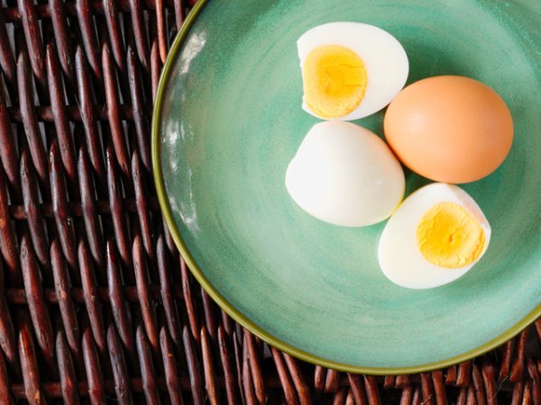 Яйца&nbsp;Яйцата са фантастичен природен продукт, защото съдържат комбинация от протеини, мазнини, аминокиселини, витамини, минерали, нужни за енергията в клетките и организма. Те ще ви помогнат да се чувствате сити, енергични, да изградите мускулна маса, да контролирате теглото си.&nbsp;Снимка: istock