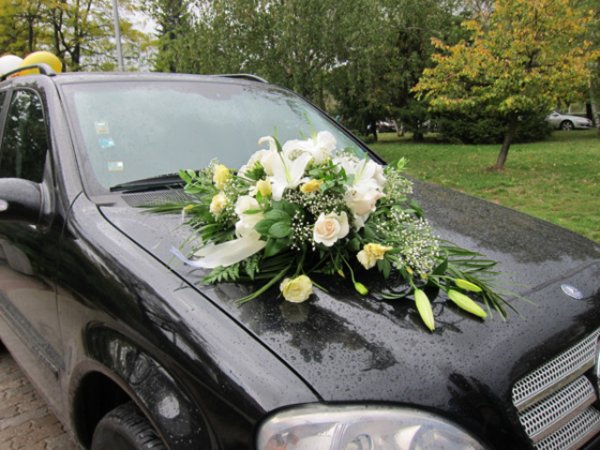 Цветята, които най-често присъстват в сватбените украси са белите рози.