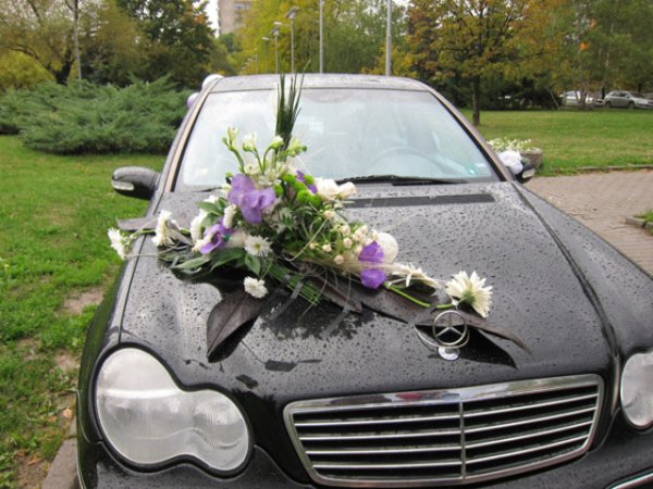 Украсата на сватбената кола е много важна, ето едно красиво решение за вашия празник.