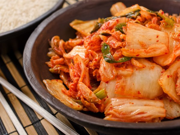 Кимчи, кисело зеле
Кимчи е част от корейската кухня, вид ферментирало зеле. Донякъде вкусът му напомня за нашата туршия от зеле. Ферментиралите храни като кимчи са чудесен естествен източник на пробиотици, които спомагат за стимулиране на добрите бактерии в стомашно-чревния тракт. Снимка: istock