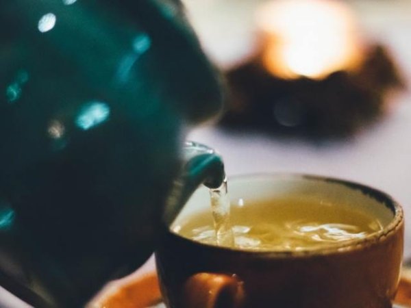 Чайове за кръвна група А
Този вид кръвна група (положителна и отрицателна) е една от най-често срещаните. Нещо, което е характерно за хората родени с нея е, че са по-тревожни. За да намалите напрежението и стреса, насладете се на аромата на жасминов или на перлен чай. Това е вид зелен чай, с мек вкус, чиито листенца са изсушени в специални барабани, от които са придобили и своята кръгла форма, напомняща перла.&nbsp;&nbsp;Снимка: pexels