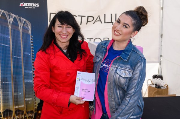 Главният редактор на Az-jenata.bg Мария Дуковска и печеливша участничка от томболата. Снимка: Az-jenata.bg.