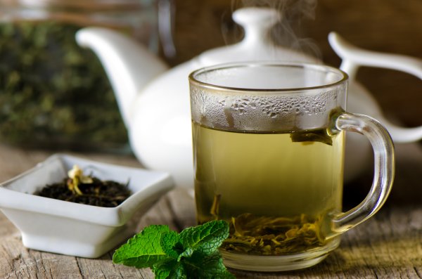 Зеленият чай е богат на антиоксиданти, известни като катехини, за които се смята, че се борят с упоритите мазнини в областта на талията. Многобройни западни проучвания показват, че редовната консумация на зелен чай помага за намаляване на коремните мазнини. Според учените това се дължи на катехините, които стимулират освобождаването на мазнини от мастните клетки. Но зеленият чай благоприятства и функцията на черния дроб, който играе важна роля в метаболизма на мазнините. 
Снимка: Istock