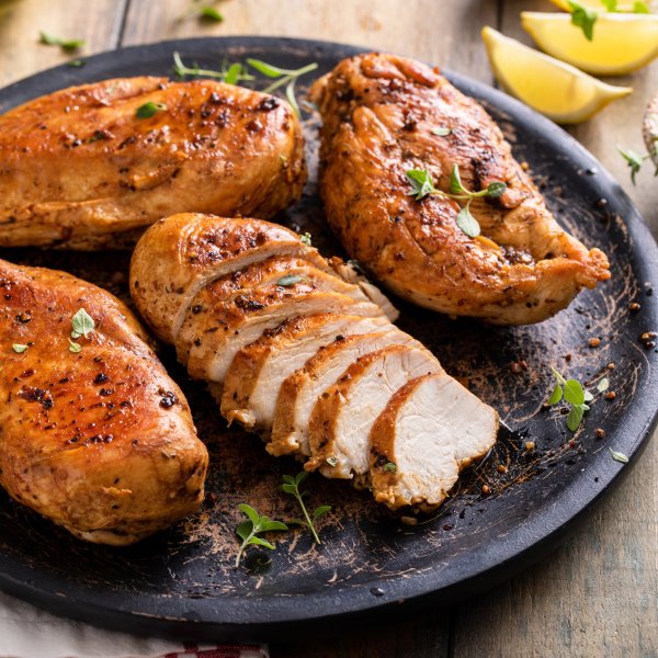 Пилешко филе 

Пилешкото филе е един от най-добрите източници на протеини. То съдържа минимално количество мазнини, като същевременно дарява организма с безценните селен, фосфор, витамини от група В. 
