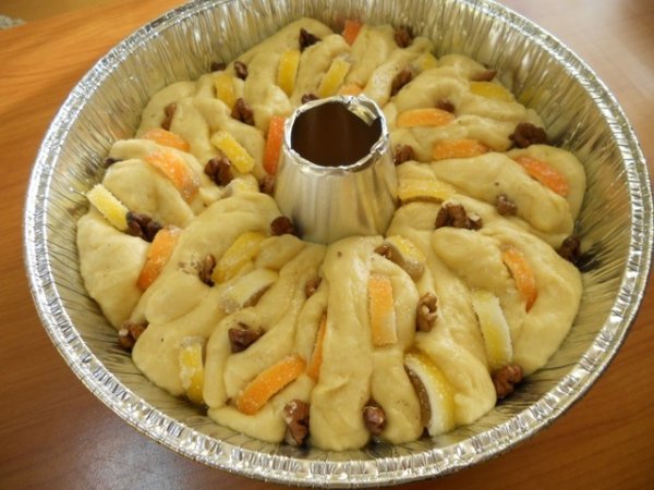 Козуначена корона с лимонови резенки и орехи &ndash; рецептата вижте тук