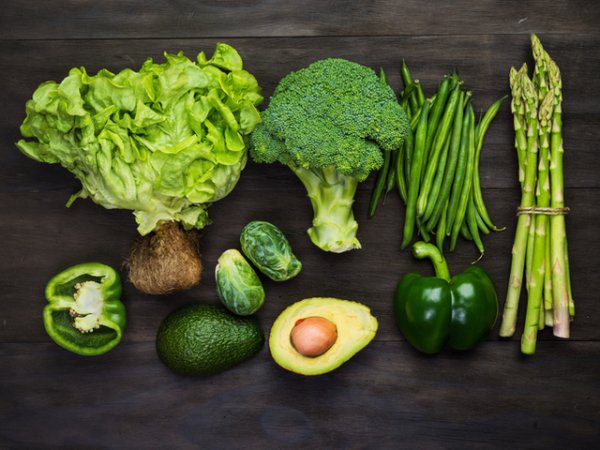 Зелени зеленчуци с кисел вкус&nbsp;Всички зеленчуци са полезни по различен начин в зависимост от веществата, с които са наситени. Зелените зеленчуци с леко кисел вкус (броколи, брюкселско зеле, целина, артишок, авокадо, бамя, зелен фасул, резене) са изключително полезни в детоксикацията на черния дроб. Повечето хора неусетно прекаляват с приема на сол с храната, а тези зеленчуци имат свойството да извеждат излишните количества от тялото. Снимка: istock