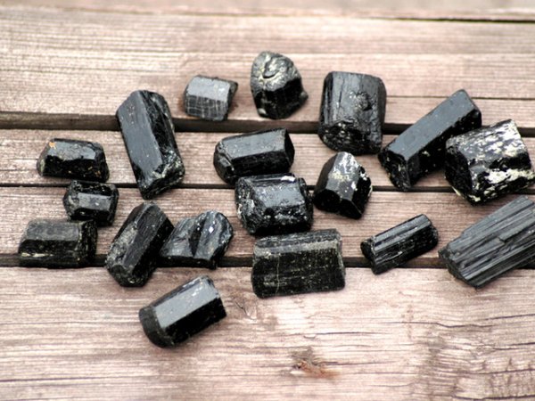 Черен турмалин
Черният турмалин е един от най-добрите камъни за защита. Той може да елиминира негативните емоции и енергии. Хубаво е да го имате край себе си в трудни ситуации.&nbsp;Снимка: Istock