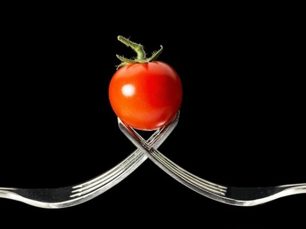 Домати
Ликопенът, който е открит в доматите, не само е мощен антиоксидант, който дава червения пигмент на доматите, но проучвания са доказали, че той има положително въздействие върху хора с високи стойности на холестерола. Освен това разтворимите фибри в доматите спомагат за елиминирането на излишния холестерол от червата. &nbsp;Снимка: pixabay