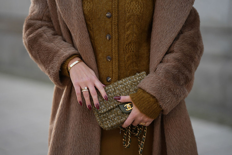 Кафяв пуловер